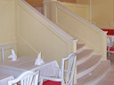 Gefertigte und komplett montierte Treppenanlage mit Geländer und Wandverkleidung
